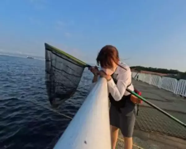 「「スーツで釣りする動画」が約500万回再生。現役OLが“出勤1時間前”に魚を狙うワケ」の画像