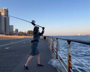 「スーツで釣りする動画」が約500万回再生。現役OLが“出勤1時間前”に魚を狙うワケ