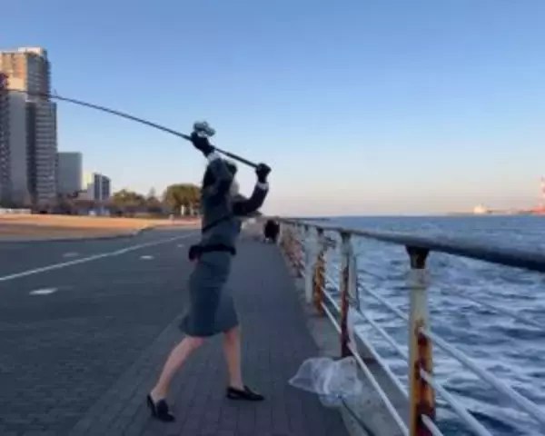 「「スーツで釣りする動画」が約500万回再生。現役OLが“出勤1時間前”に魚を狙うワケ」の画像