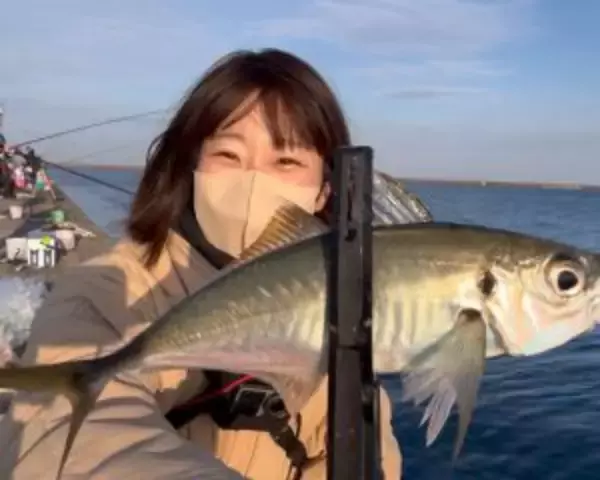 「「スーツで釣りする動画」が約500万回再生。現役OLが“出勤1時間前”に魚を狙うワケ」の画像