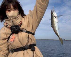 「スーツで釣りする動画」が約500万回再生。現役OLが“出勤1時間前”に魚を狙うワケ