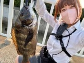 「スーツで釣りする動画」が約500万回再生。現役OLが“出勤1時間前”に魚を狙うワケ