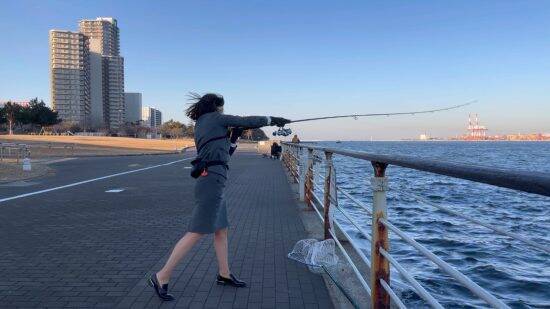 「スーツで釣りする動画」が約500万回再生。現役OLが“出勤1時間前”に魚を狙うワケ