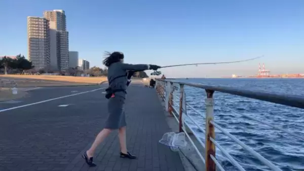 「「スーツで釣りする動画」が約500万回再生。現役OLが“出勤1時間前”に魚を狙うワケ」の画像