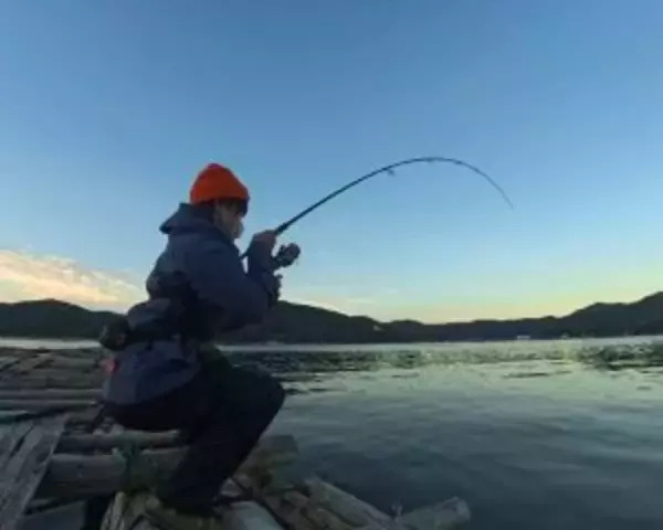 「「スーツで釣りする動画」が約500万回再生。現役OLが“出勤1時間前”に魚を狙うワケ」の画像