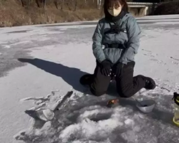 「「スーツで釣りする動画」が約500万回再生。現役OLが“出勤1時間前”に魚を狙うワケ」の画像