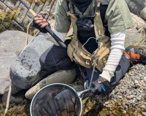 「スーツで釣りする動画」が約500万回再生。現役OLが“出勤1時間前”に魚を狙うワケ