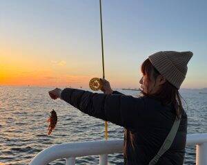 「スーツで釣りする動画」が約500万回再生。現役OLが“出勤1時間前”に魚を狙うワケ