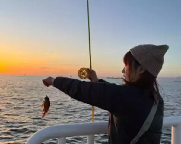 「「スーツで釣りする動画」が約500万回再生。現役OLが“出勤1時間前”に魚を狙うワケ」の画像