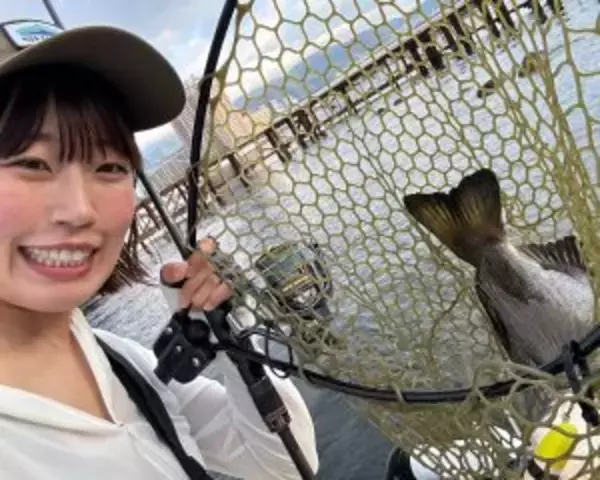 「「スーツで釣りする動画」が約500万回再生。現役OLが“出勤1時間前”に魚を狙うワケ」の画像