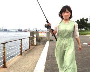 「スーツで釣りする動画」が約500万回再生。現役OLが“出勤1時間前”に魚を狙うワケ