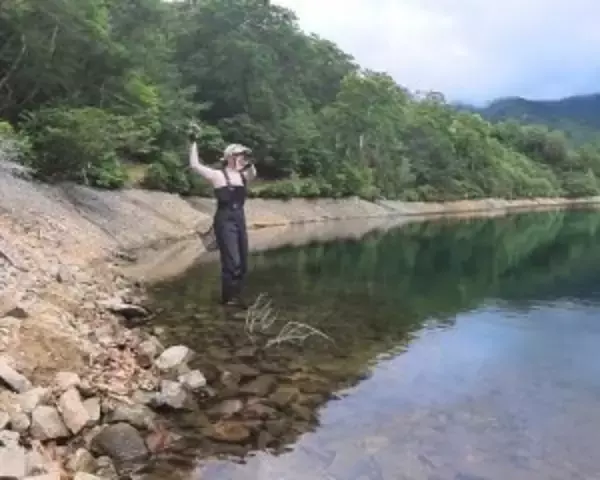 「「スーツで釣りする動画」が約500万回再生。現役OLが“出勤1時間前”に魚を狙うワケ」の画像