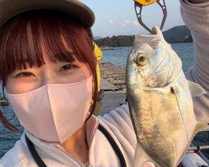 「スーツで釣りする動画」が約500万回再生。現役OLが“出勤1時間前”に魚を狙うワケ