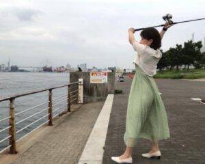 「スーツで釣りする動画」が約500万回再生。現役OLが“出勤1時間前”に魚を狙うワケ