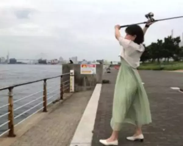 「「スーツで釣りする動画」が約500万回再生。現役OLが“出勤1時間前”に魚を狙うワケ」の画像