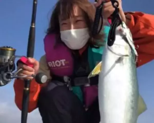 「「スーツで釣りする動画」が約500万回再生。現役OLが“出勤1時間前”に魚を狙うワケ」の画像