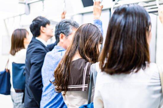 「ここ、友だちの席なんで」満員電車で“席取り”をする女子高生にア然。翌日、席取りに失敗していた納得のワケ――大反響セレクション