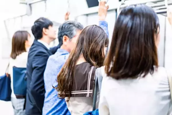 「「ここ、友だちの席なんで」満員電車で“席取り”をする女子高生にア然。翌日、席取りに失敗していた納得のワケ――大反響セレクション」の画像