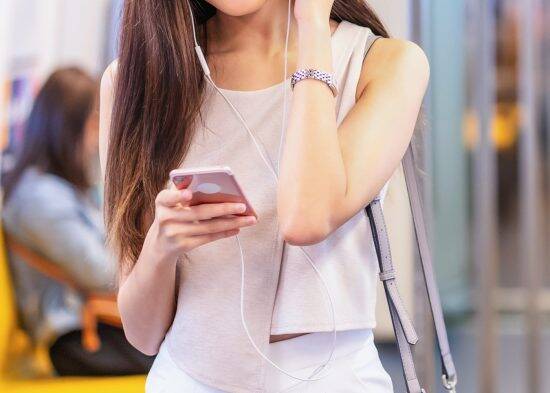 電車内で「イヤホンの“音漏れ”がうるさい」注意を無視する大学生が、顔を真っ赤にしてイヤホンを外すまで――週末ベスト