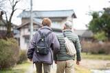 「「田舎暮らしが、こんなに息苦しいなんて」58歳で早期退職、貯金3000万円で長野へ移住した男性。濃密すぎる“人間関係”が壊した夫婦の老後」の画像1