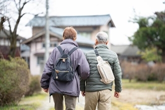「田舎暮らしが、こんなに息苦しいなんて」58歳で早期退職、貯金3000万円で長野へ移住した男性。濃密すぎる“人間関係”が壊した夫婦の老後