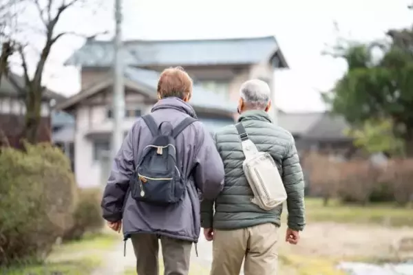 「田舎暮らしが、こんなに息苦しいなんて」58歳で早期退職、貯金3000万円で長野へ移住した男性。濃密すぎる“人間関係”が壊した夫婦の老後