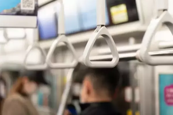 満員電車で痴漢に遭った女子大生が取った「勇気ある行動」。スマホ画面を覗き込んだ男が“慌てた様子”で離れていくまで