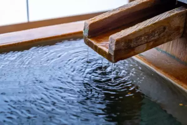 外国人観光客が「湯舟に水を入れて冷ましていた」対応に苦慮する温泉旅館の嘆き「このまま増え続けたらどうなるのか不安」――大反響セレクション