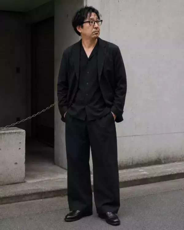 「同じユニクロでも…ダサく見える人の「NG着こなし」4選。中年男性が陥りがちな“サイズ選びの罠”」の画像