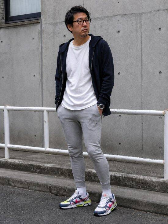 同じユニクロでも…ダサく見える人の「NG着こなし」4選。中年男性が陥りがちな“サイズ選びの罠”
