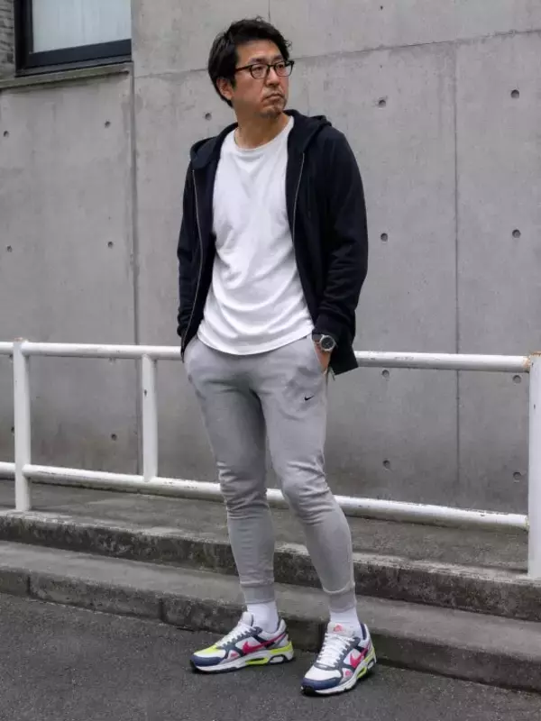 「同じユニクロでも…ダサく見える人の「NG着こなし」4選。中年男性が陥りがちな“サイズ選びの罠”」の画像