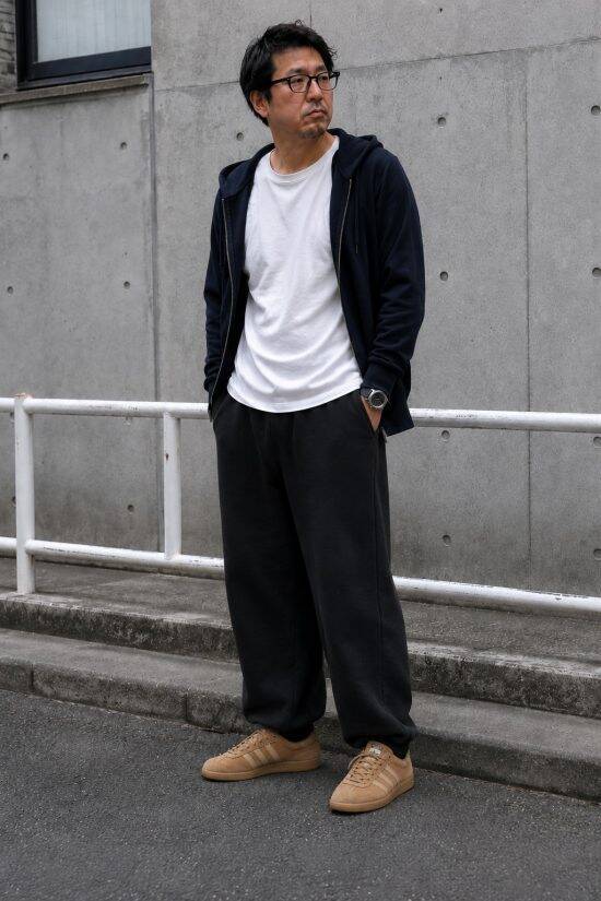 同じユニクロでも…ダサく見える人の「NG着こなし」4選。中年男性が陥りがちな“サイズ選びの罠”