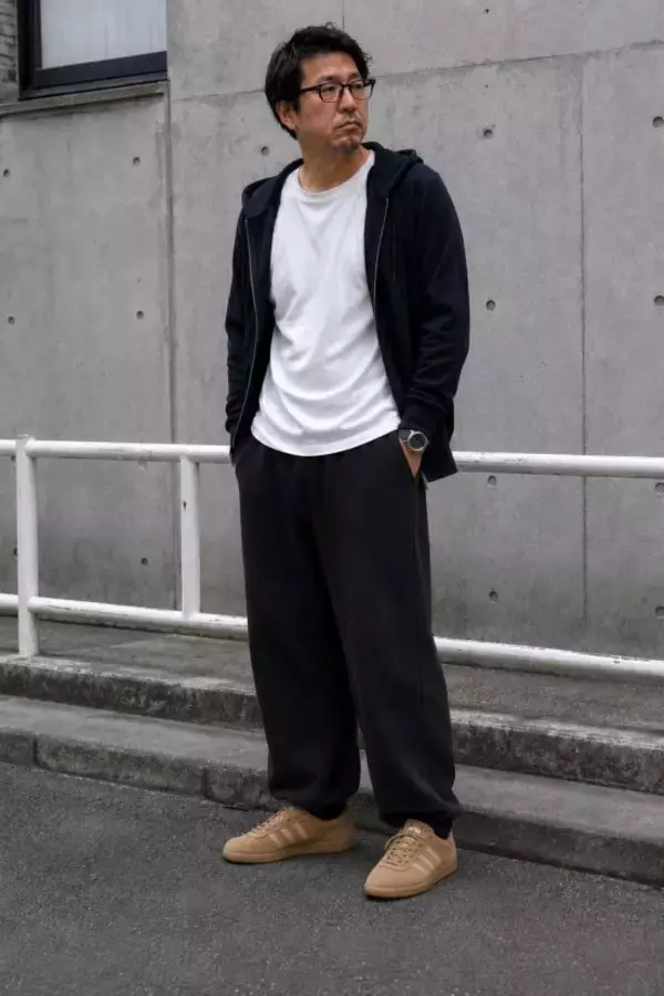 「同じユニクロでも…ダサく見える人の「NG着こなし」4選。中年男性が陥りがちな“サイズ選びの罠”」の画像