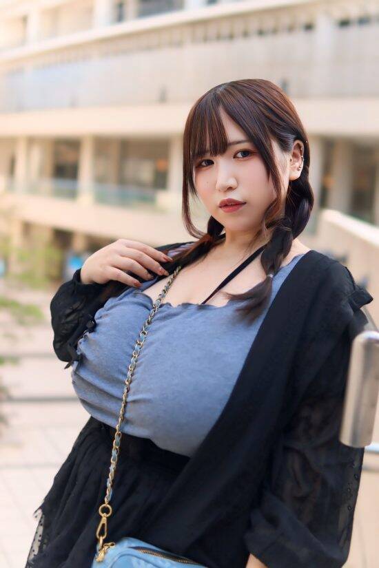 「胸が大きすぎてイジメに」“Mカップ”ゆえの苦悩を語る。引きこもりから“サラシを巻かずに”外出できるようになるまで