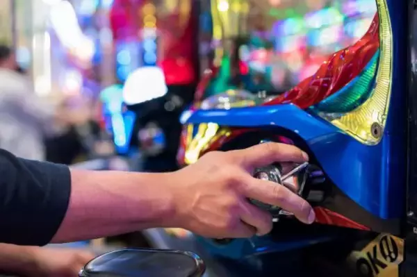 「大学中退してパチプロに…50歳男性の「その後の人生」。幸せな同級生たちが“見えないプレッシャー”に…――大反響セレクション」の画像