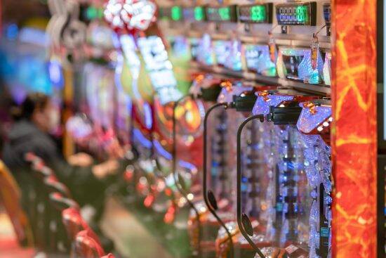 大学中退してパチプロに…50歳男性の「その後の人生」。幸せな同級生たちが“見えないプレッシャー”に…――大反響セレクション