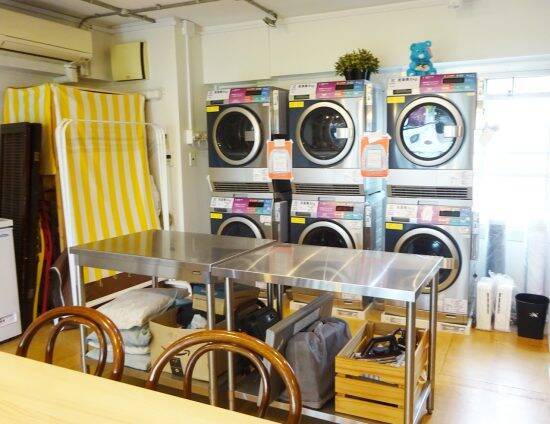 “多機能型”コインランドリーが急増中。カフェ、ミシン、トランクルーム…「洗濯だけじゃない」新潮流