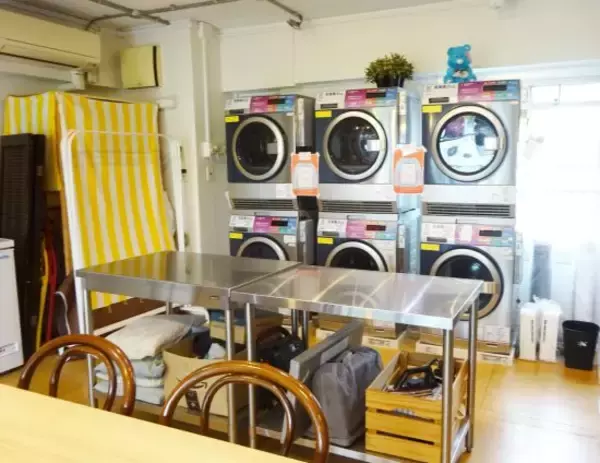 「“多機能型”コインランドリーが急増中。カフェ、ミシン、トランクルーム…「洗濯だけじゃない」新潮流」の画像