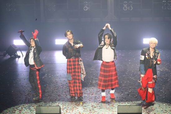 ガラケー型ペンライトがSNSで話題！ A.B.C-Zライブの魅力に迫る