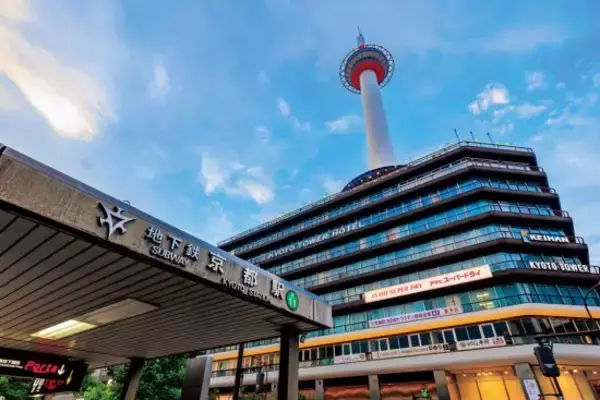 「レンタカー1日1150円、4つ星ホテル1泊3000円…沖縄・京都の人気観光地の裏で起きている“異常な値下げ競争”」の画像