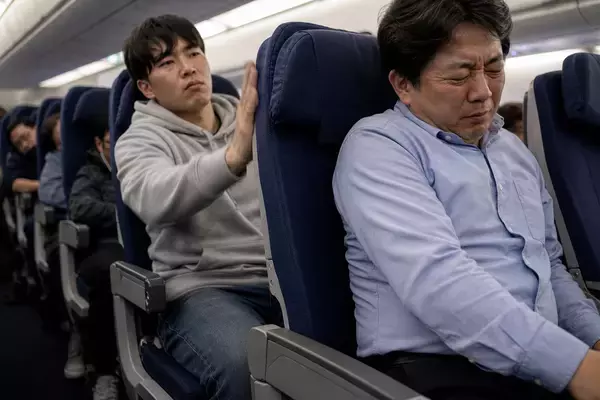 「「シート倒すな！」突然ブチ切れた20代男性客に機内は騒然。「普通っぽい見た目だったのに…」／機内トラブルは世界で3年2.7倍。じつは“倒しても後ろが狭くならない”座席も登場していた」の画像