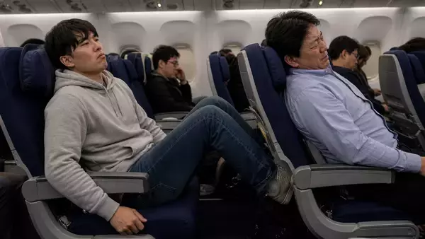 「「シート倒すな！」突然ブチ切れた20代男性客に機内は騒然。「普通っぽい見た目だったのに…」／機内トラブルは世界で3年2.7倍。じつは“倒しても後ろが狭くならない”座席も登場していた」の画像