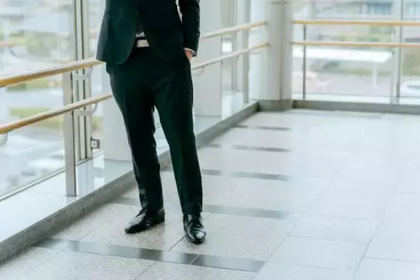 「「実は見た目で損をしてる」ついやりがちな“NGファッション”3選。“いつもの黒スラックス”に要注意」の画像