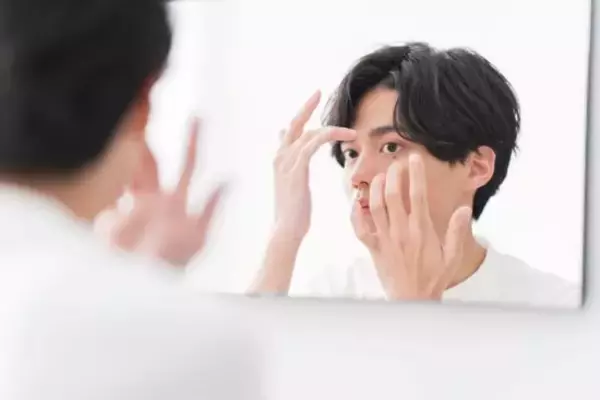 「「実は見た目で損をしてる」ついやりがちな“NGファッション”3選。“いつもの黒スラックス”に要注意」の画像