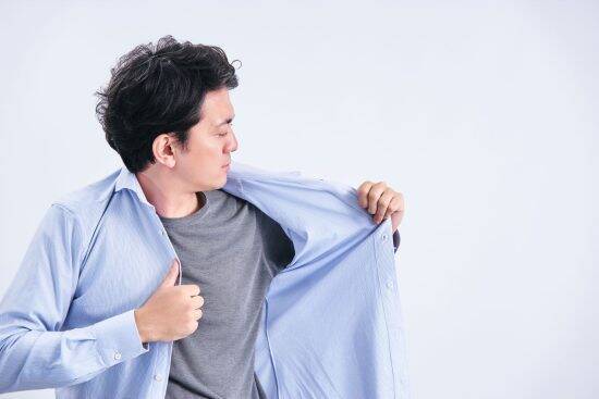 「実は見た目で損をしてる」ついやりがちな“NGファッション”3選。“いつもの黒スラックス”に要注意