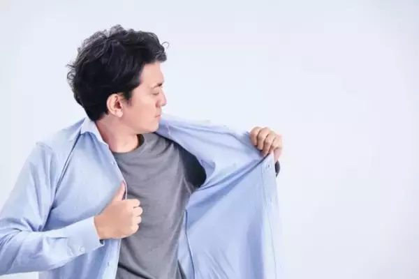 「「実は見た目で損をしてる」ついやりがちな“NGファッション”3選。“いつもの黒スラックス”に要注意」の画像
