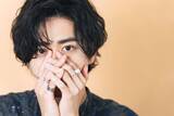 「「実は見た目で損をしてる」ついやりがちな“NGファッション”3選。“いつもの黒スラックス”に要注意」の画像7