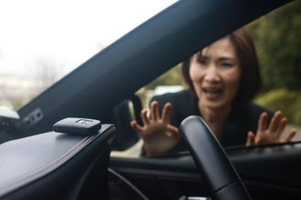 「一方通行の細い道」を逆走する中年女性…根拠不明の主張を繰り返した結果、“怒号”を浴びて道を空けるまで
