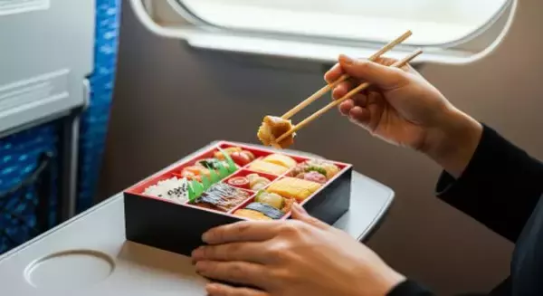 「新幹線で“前の座席の背もたれ”に足を投げ出す中年男性…「せっかくの駅弁が台無し」隣に座った男性の怒り」の画像