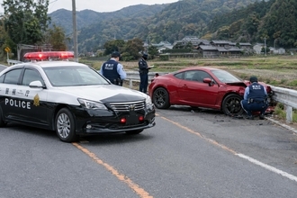 初心者マークの車に“あおり運転”してきたスポーツカーがガードレールに衝突、警察のお世話になるまで…／初心者マークの車に周りはどう走るべきか調べてみた